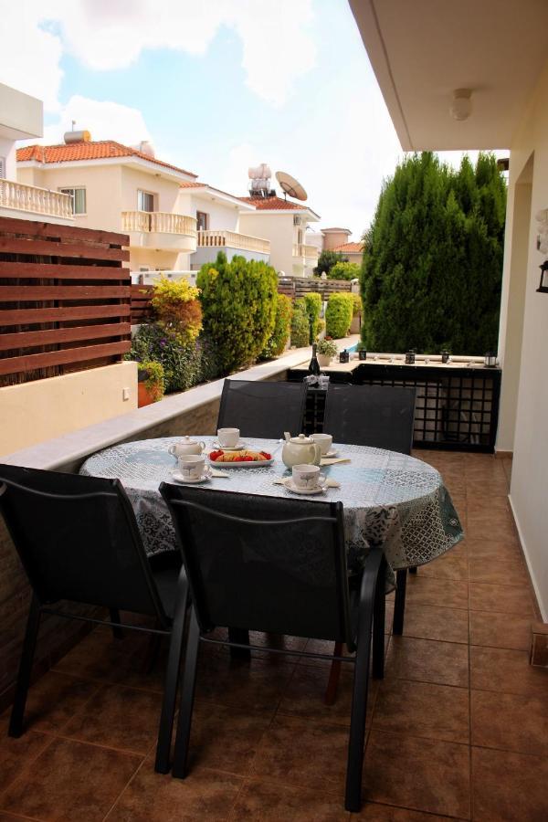Cozy Poolside Apartment 파포스 외부 사진