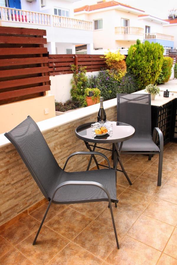 Cozy Poolside Apartment 파포스 외부 사진